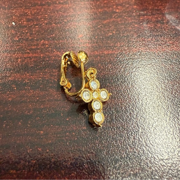 Avon “Rhinestone Cross” Dainty Goldtone clip Earrings with Sparkling Stones NIB - Picture 5 of 5
